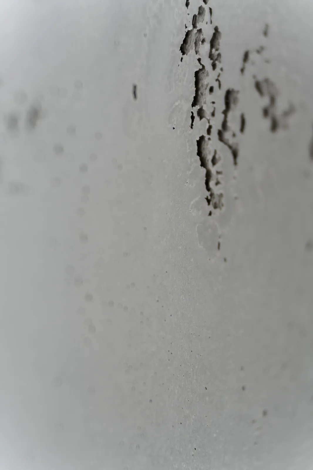Lunker im Detail: Kleine Luftlöcher machen den Beton glaubwürdig