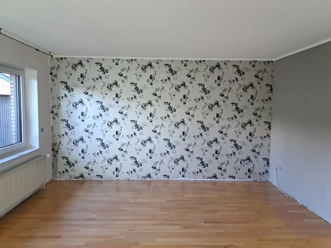 Wohnzimmer mit Mustertapete nachher