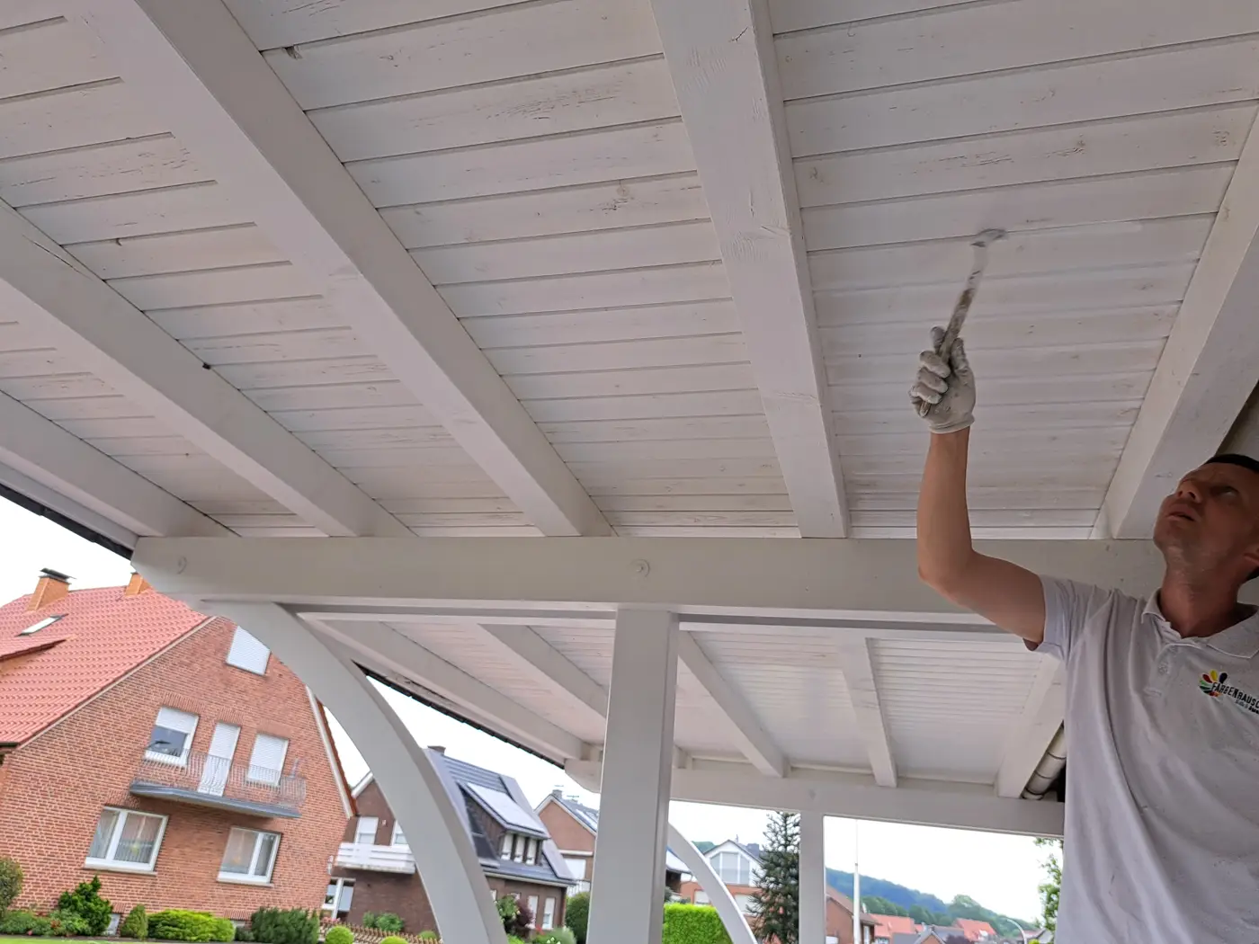Carport-Decke: Holzschalung und Balken in deckendem Weiß
