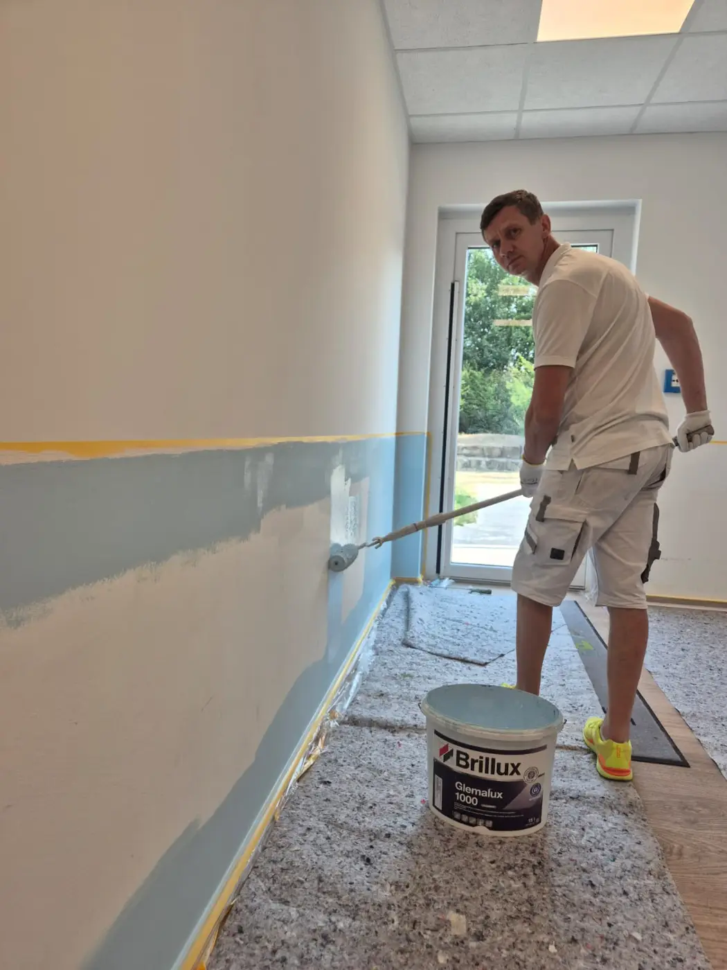 Sockel in Hellblau: Mit Brillux Glemalux, robust und abwaschbar