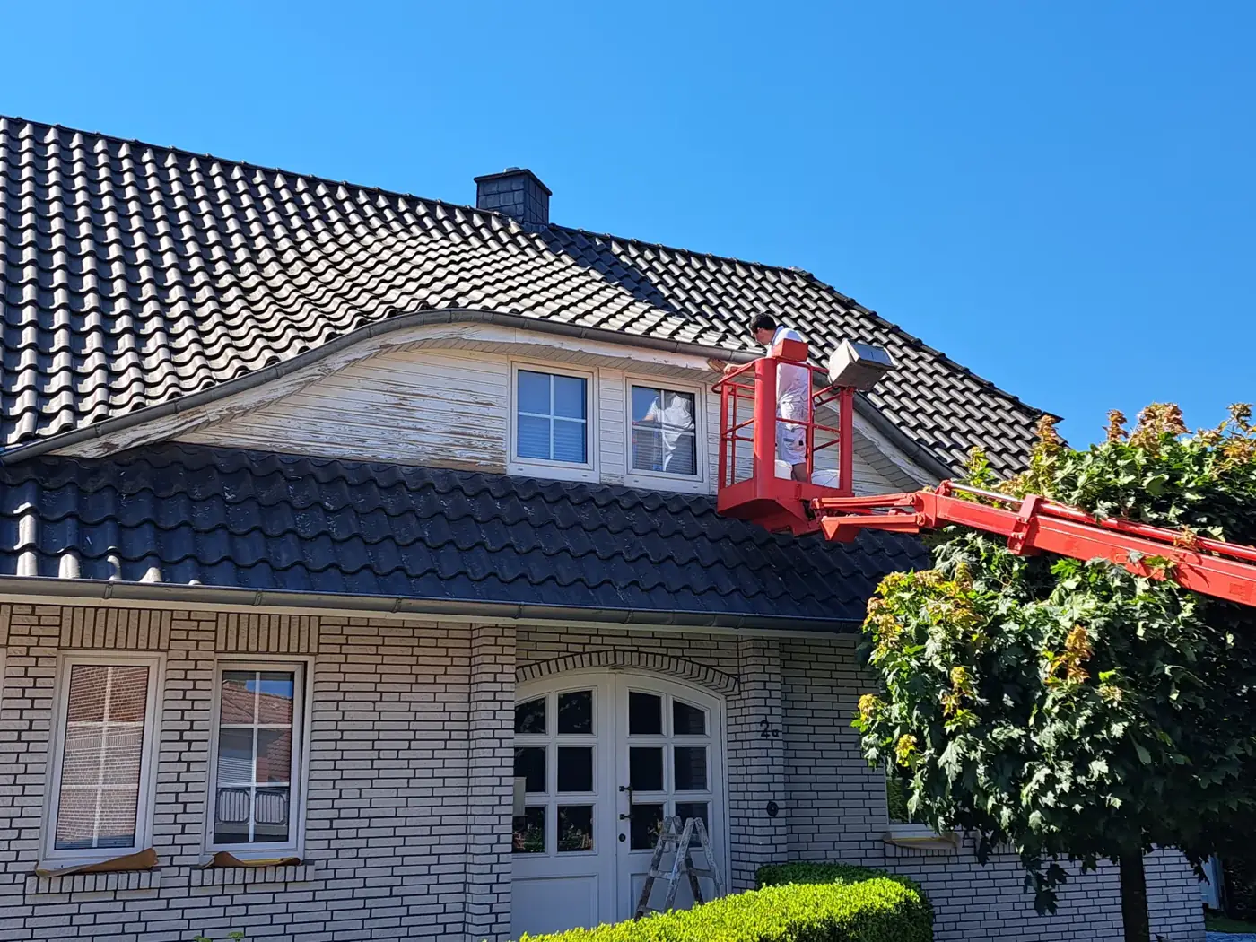 Dachgaube mit Hubsteiger: Alte Farbe runter, neuer Schutz drauf, sicher aus dem Korb gearbeitet