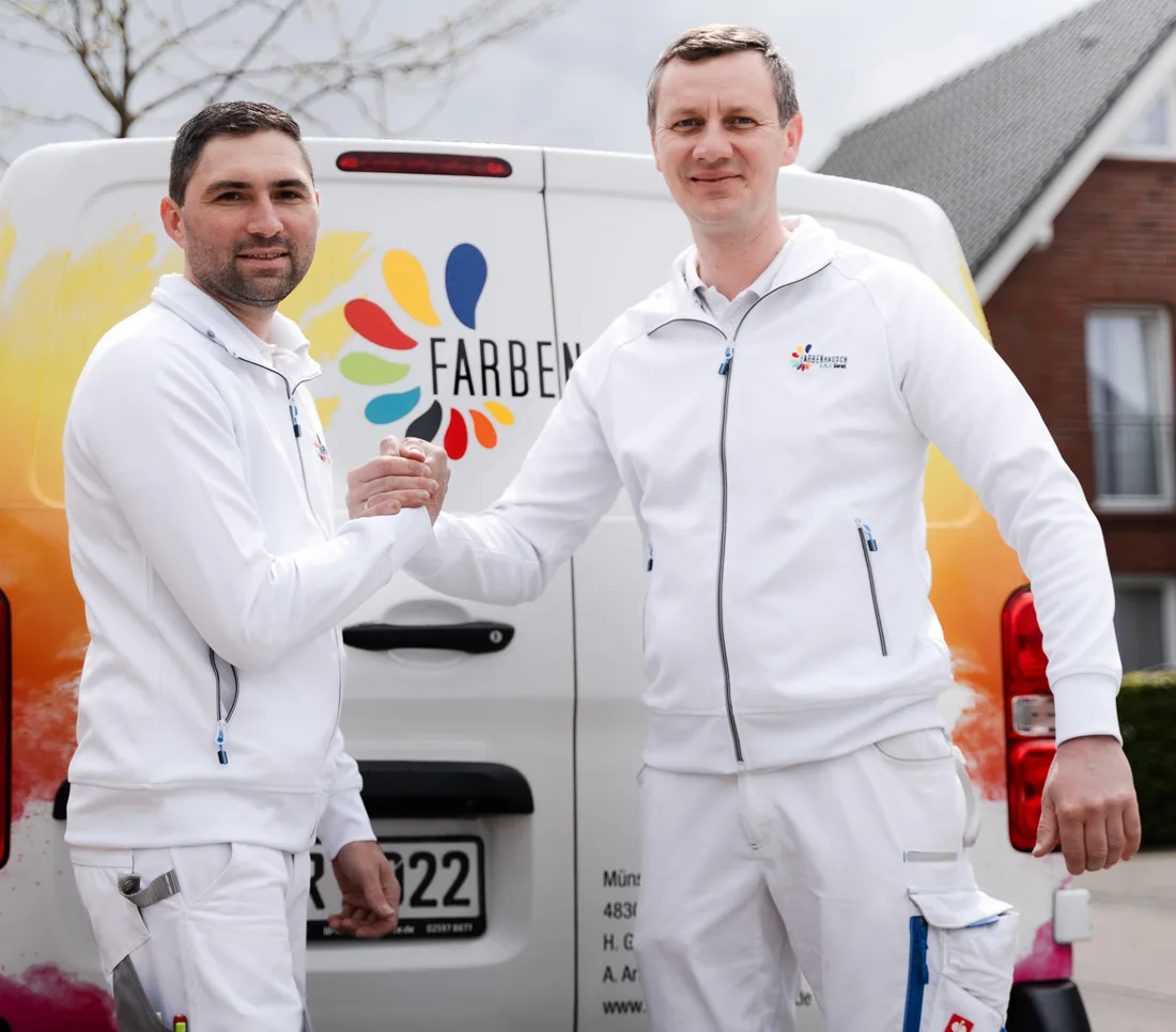 Die beiden Inhaber von Farbenrausch beim Handschlag vor dem Firmenwagen